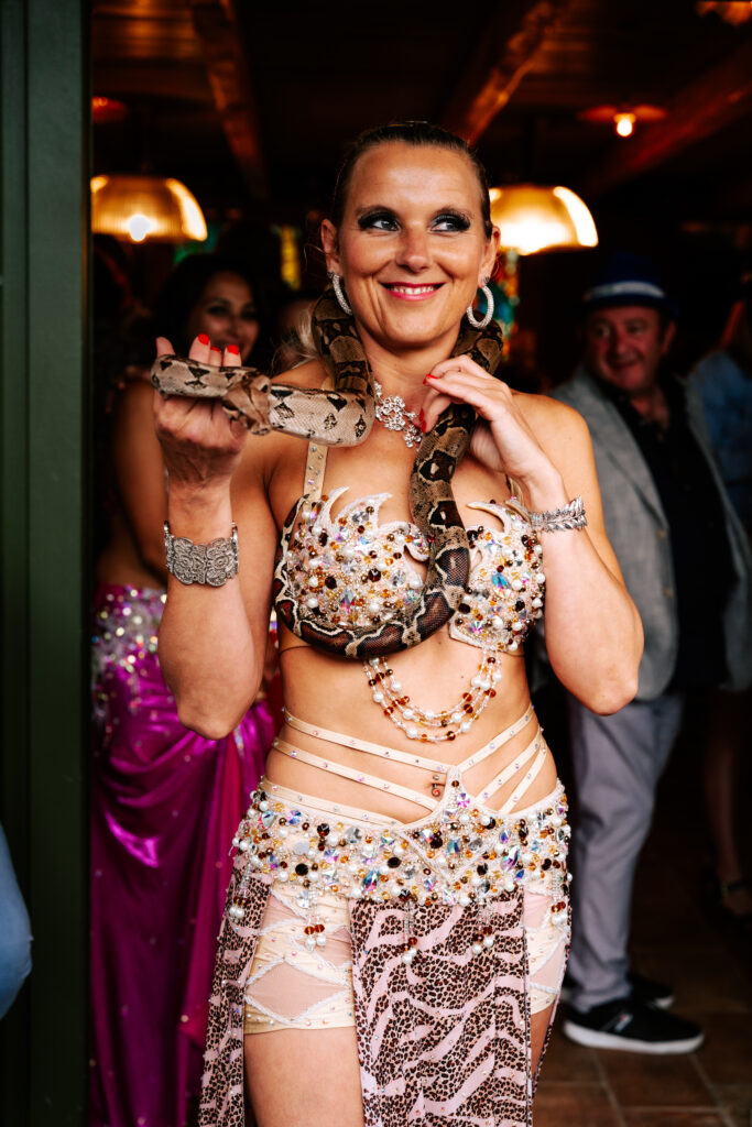 Comédienne déguisée avec un serpent