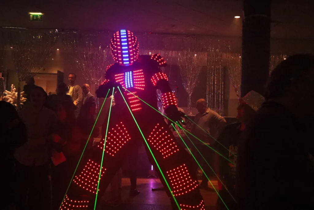 Show robot laser sur échasse