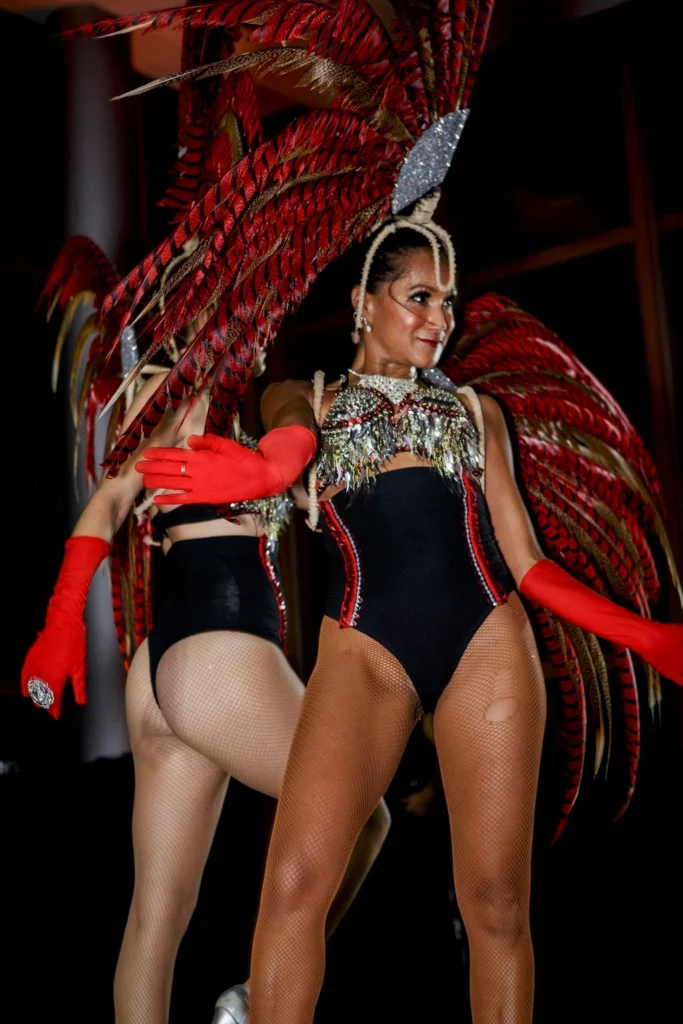 Danseuses costumées en Moulin Rouge