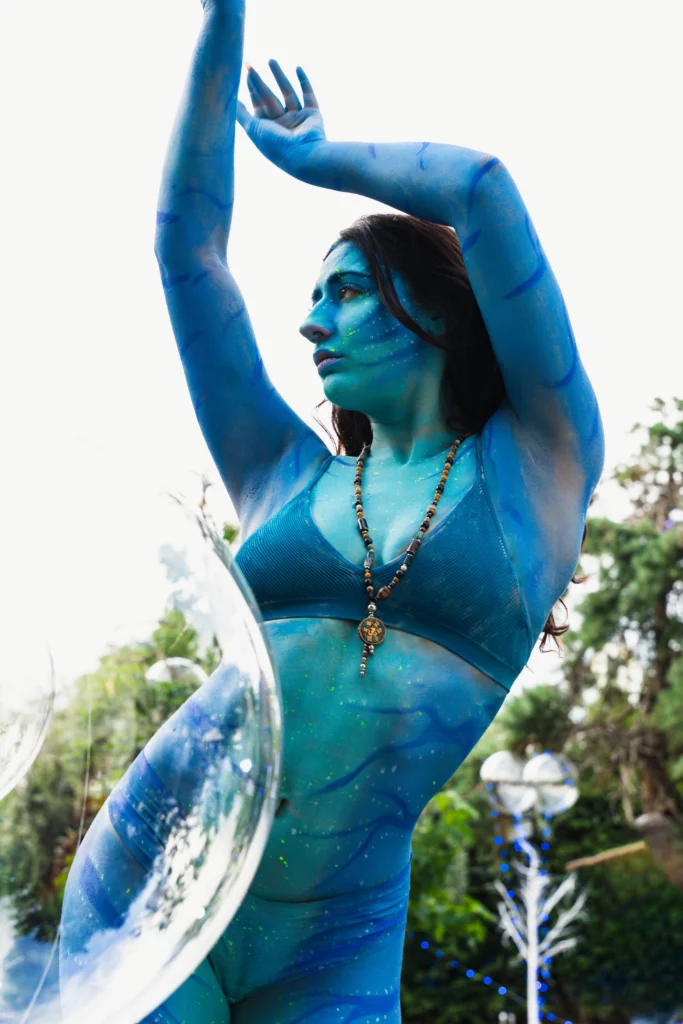 Danseuse déguisé en Pandora