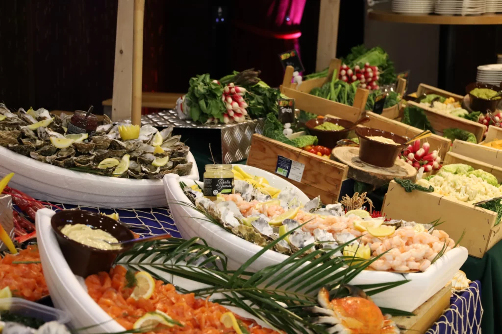 Marché stand primeurs et poisson